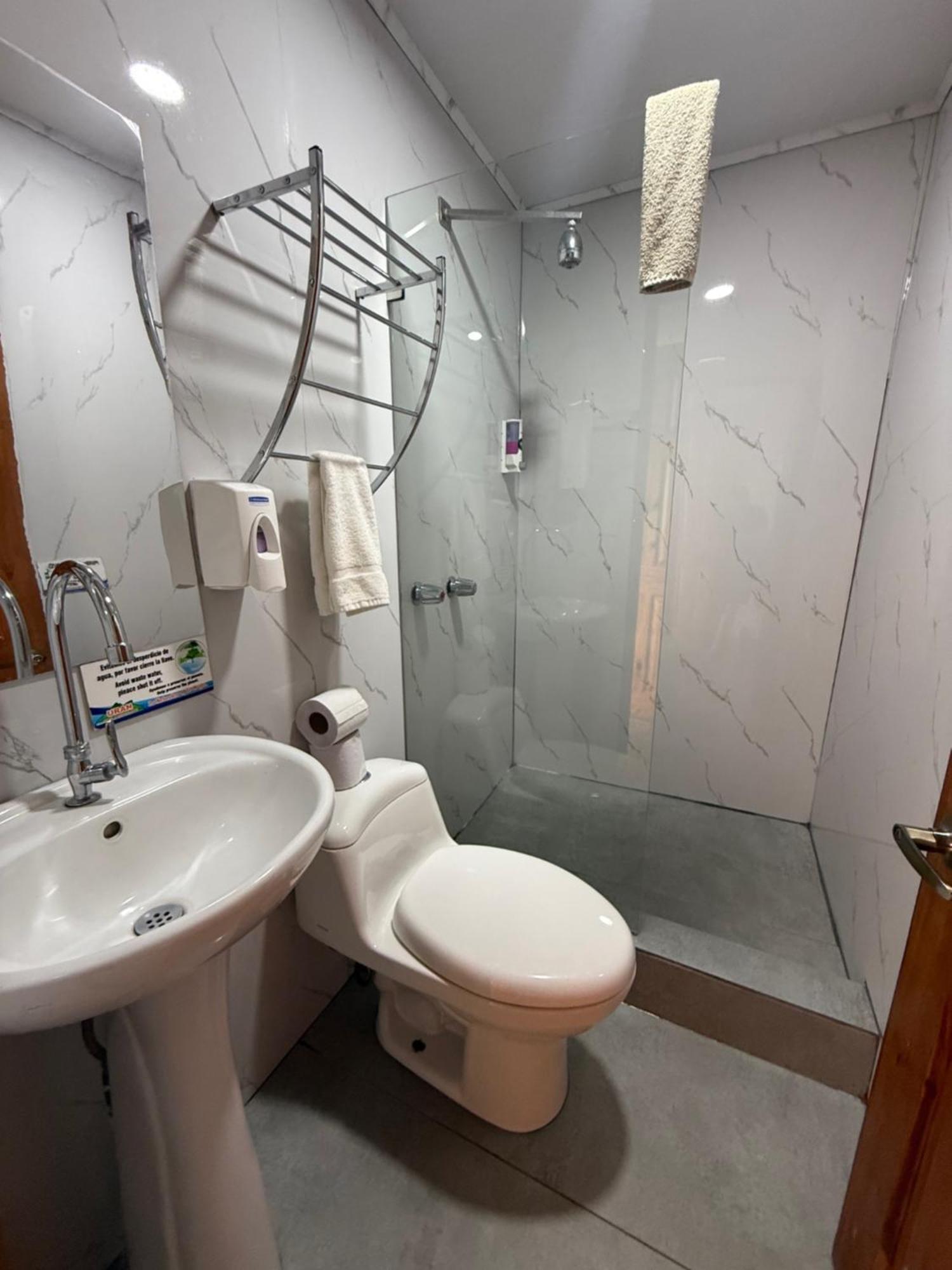 Hotel Uran Rivas Екстер'єр фото