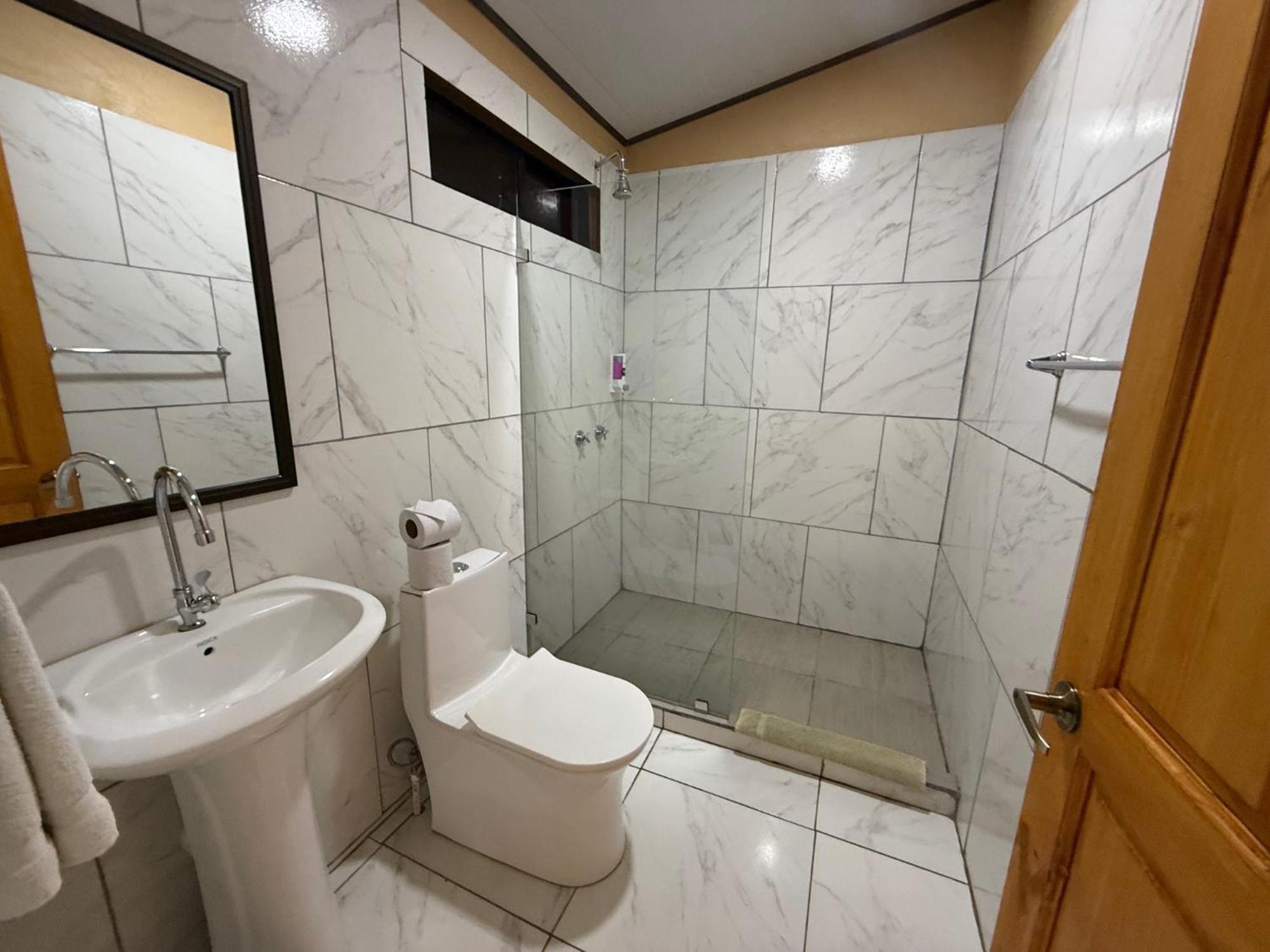 Hotel Uran Rivas Екстер'єр фото